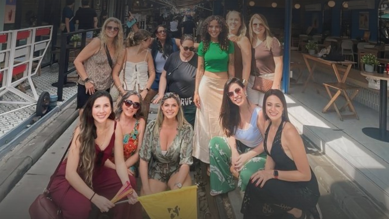 Grupo de mulheres em viagem para a Tailândia e Festival das Lanternas