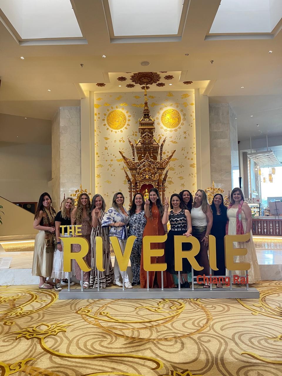 Grupo de mulheres em viagem para a Tailândia e Festival das Lanternas
