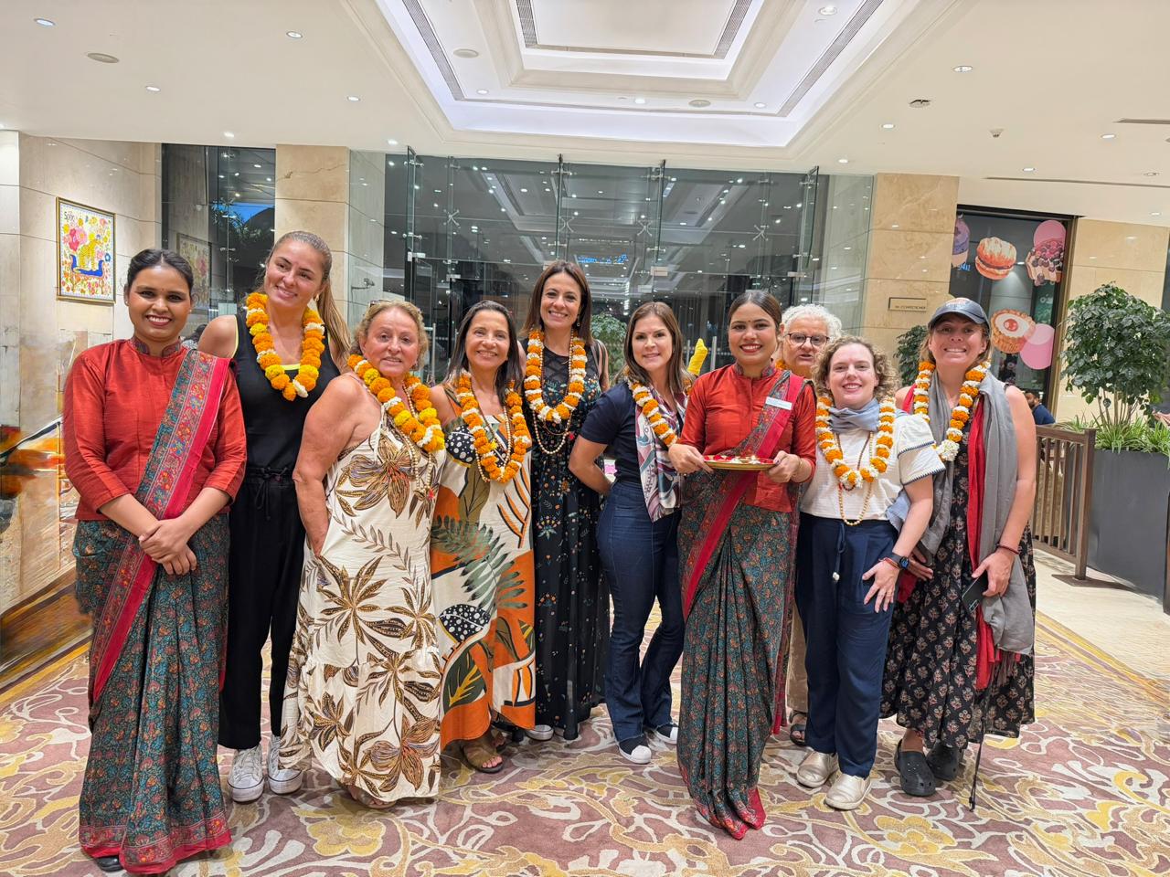 Grupo de mulheres em viagem para a Índia e Festival Holi