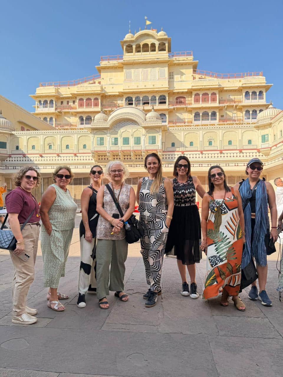 Grupo de mulheres em viagem para a Índia e Festival Holi