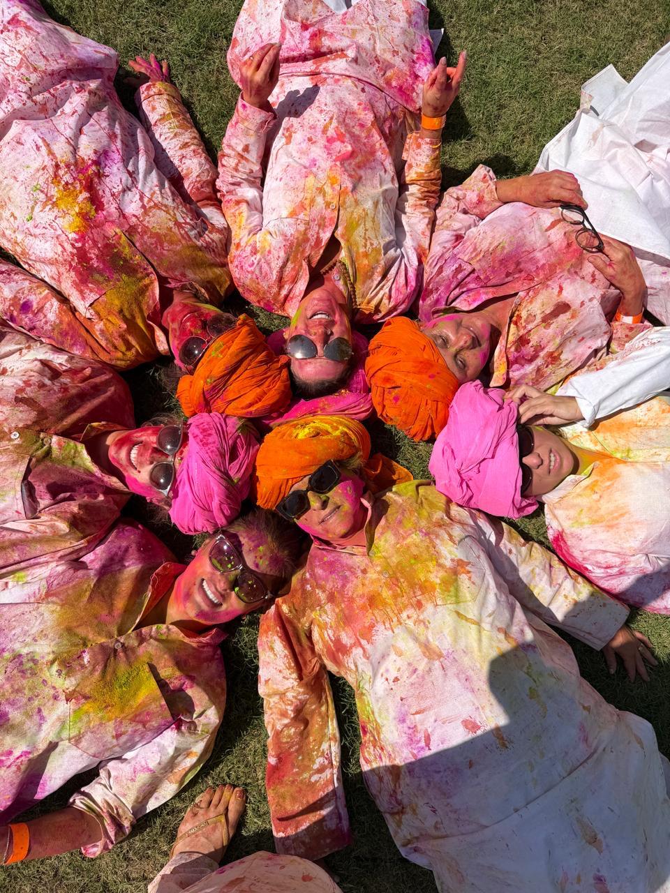 Grupo de mulheres em viagem para a Índia e Festival Holi