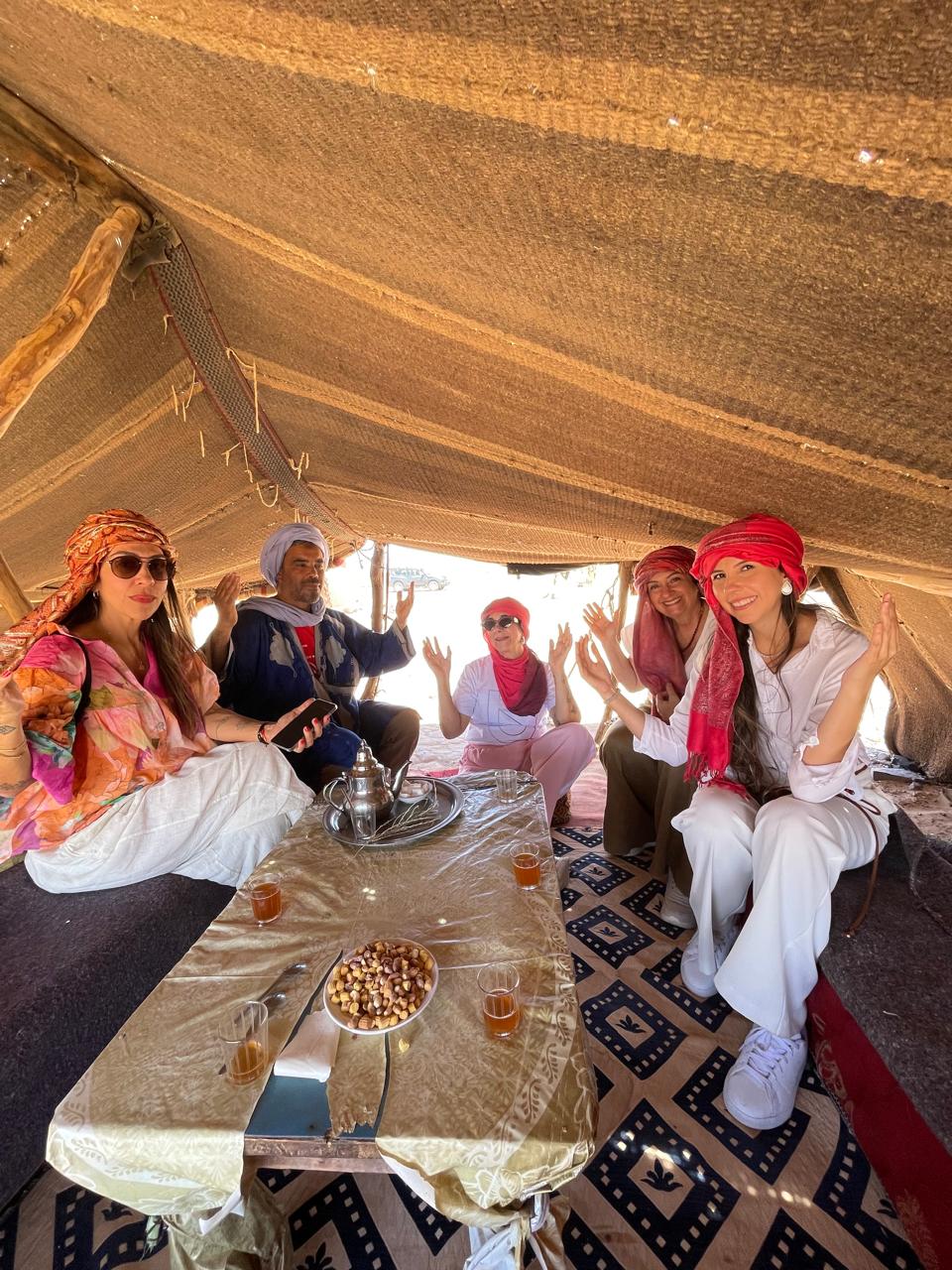 Grupo de mulheres em viagem para Marrocos com a Permita-Se Viver Turismo